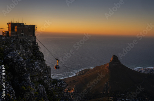 Bilde på lerret The cable car to table mountain with a sunset view