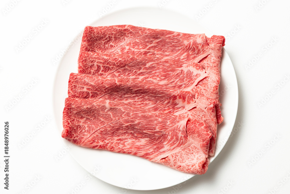 Fototapeta premium 皿に乗った牛肉 白バック