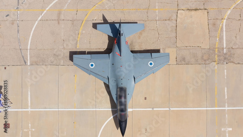 Fotografie Israeli Air Force F-16I Sufa

Top down aerial view of an Israeli Air Force F-16I Sufa fighter jet parked on an airbase apron, Israel, November 2025