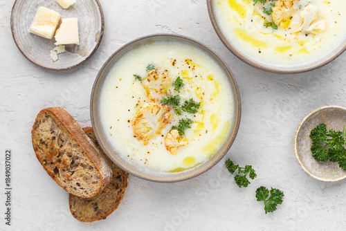 Konstfotografi soupe velouté chou-fleur pomme de terre fait maison crémeuse