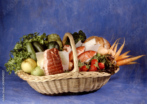 Panier du marché en osier avec ses légumes et son rôti