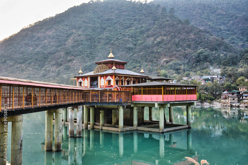 Obraz premium Dhari Devi Temple, Srinagar – A Sacred Shrine on the Alaknanda River, Uttarakhand