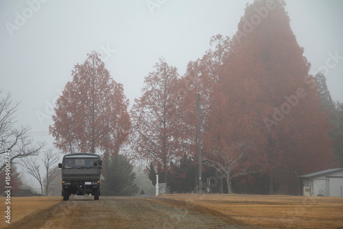 紅葉した木と自衛隊のトラック