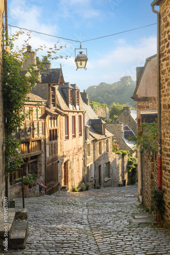 Rue pavée dans une ville Française, Dinan en Bretagne, la rue du petit fort avant de rejoindre la rue du Jerzual