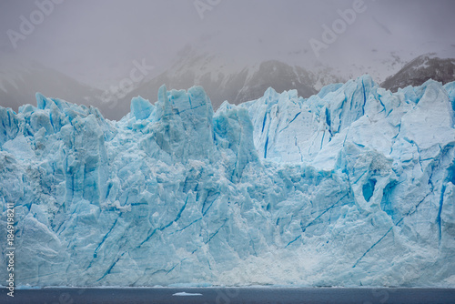 Schilderij op canvas Eine massive Eiswand am Perito Moreno Gletscher in Patagonien nahe El Calafate,