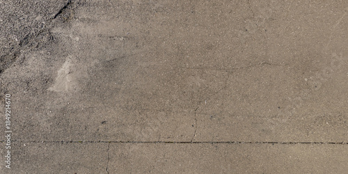 Φωτογραφία view from above on texture of asphalt road surface with cracks