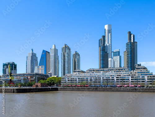 Skyline mit modernen Hochhäuser am Ufer des Río de la Plata im Viertel Puerto Madero von Buenos Aires