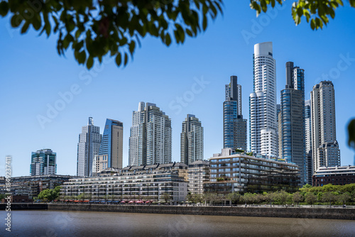 Skyline mit den modernen Hochhäuser am Ufer des Río de la Plata im Viertel Puerto Madero von Buenos Aires