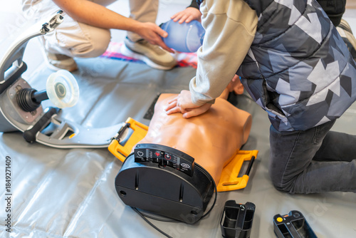 CPR training manikin with automated compression device