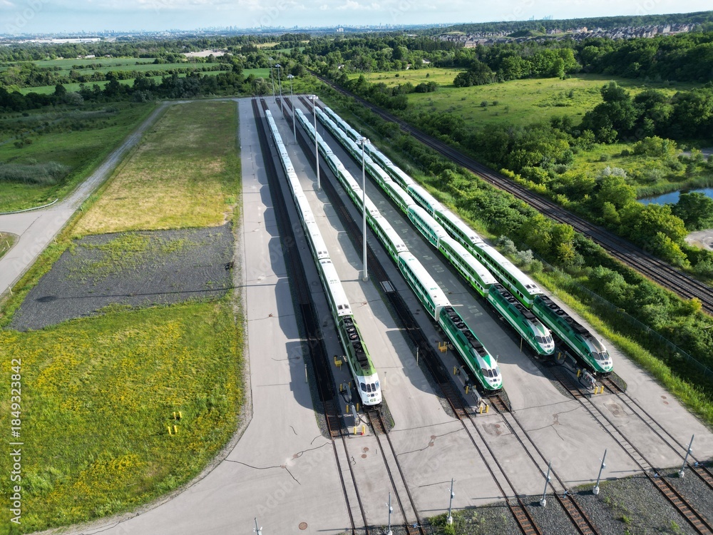 Fototapeta premium GO train alignment while parked in the Toronto suburbs - Alignement de GO train en stationnement dans la banlieue de Toronto