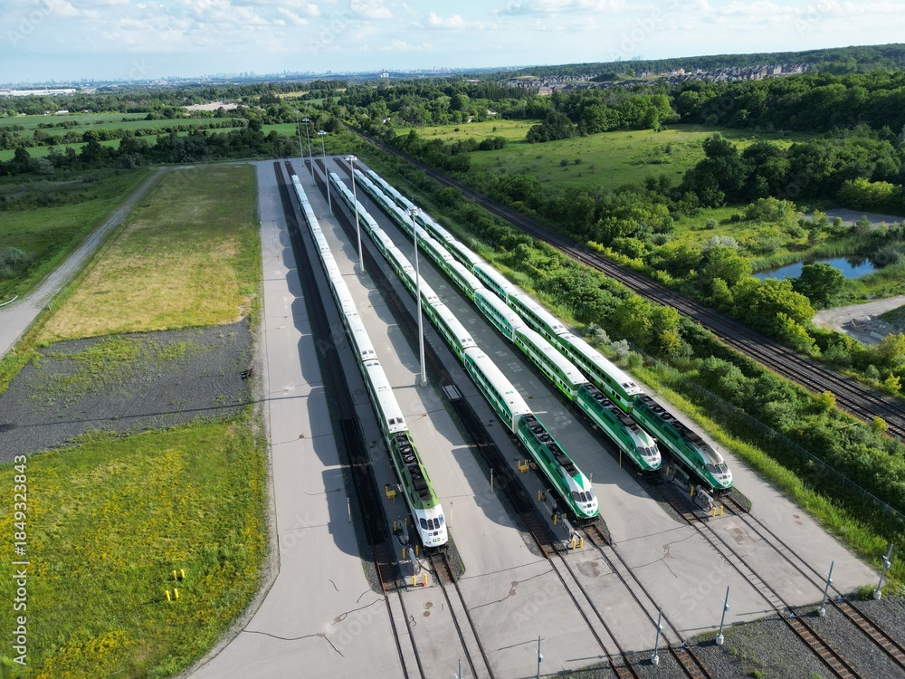Fototapeta premium GO train alignment while parked in the Toronto suburbs - Alignement de GO train en stationnement dans la banlieue de Toronto