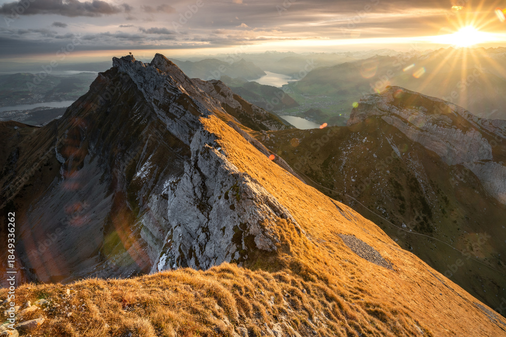 Obraz premium Majestic Autumn Sunrise over Mountain Pilatus, Switzerland