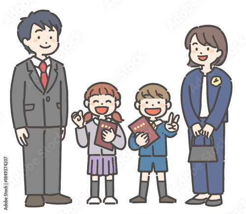 卒園の証書を持って笑顔の、男の子と女の子の園児と家族