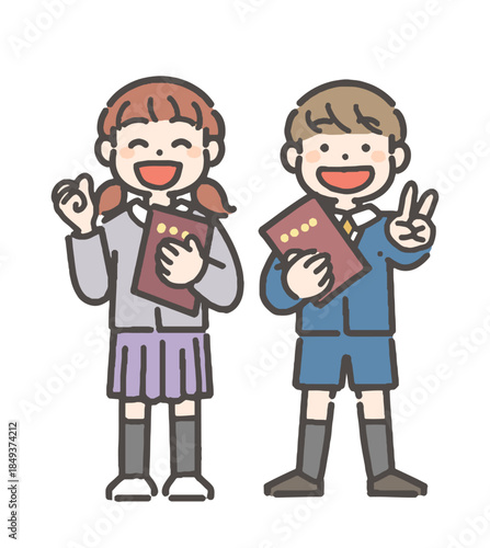 卒園の証書を持って笑顔の、男の子と女の子の園児