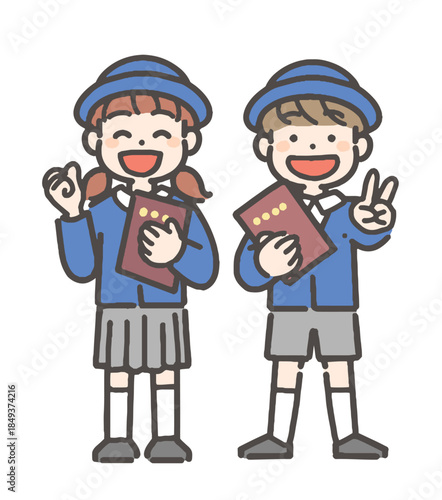 卒園の証書を持って笑顔の、制服を着た男の子と女の子の園児