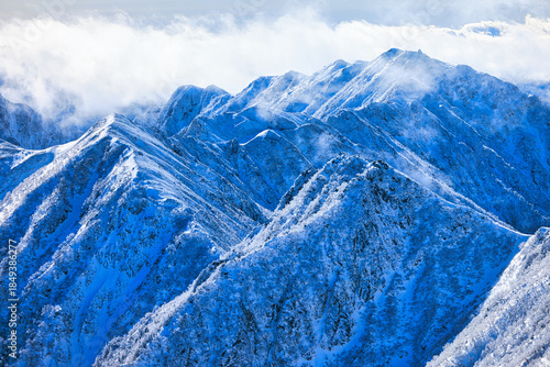 冠雪の中央アルプスの稜線