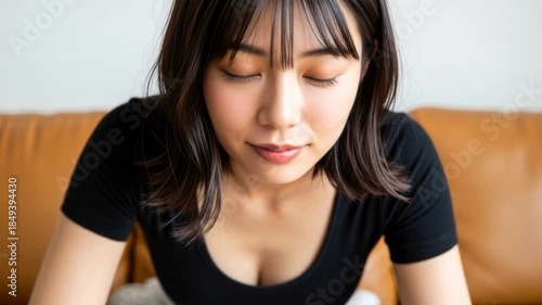 リビングで身を乗り出してこちらを見つめる黒髪ボブの若い女性