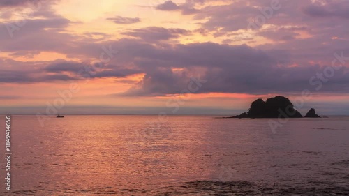 手石島と日の出の風景（タイムラプス）　静岡県伊東市にて