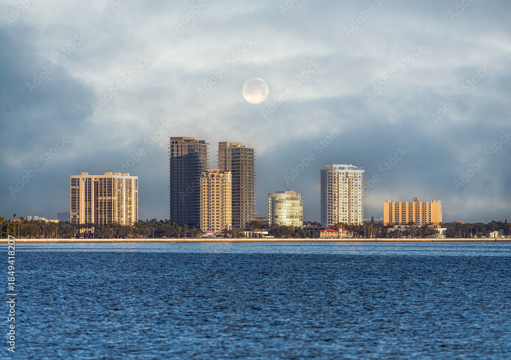 Fototapeta premium Bayshore Blvd skyline at night, Tampa Bay