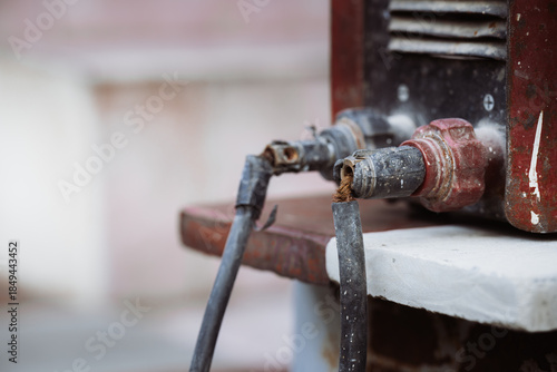 Foto Extreme close-up of a frayed and damaged electrical terminal on a vintage welding machine