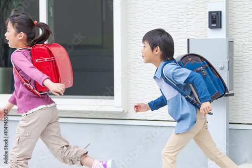 自宅を出るランドセルを背負った姉弟