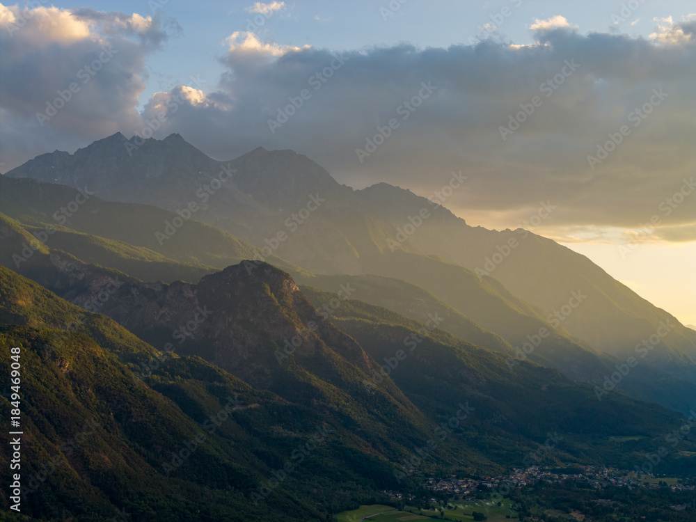 Fototapeta premium Mountain ridges at sunrise - Saint-Denis, Italy