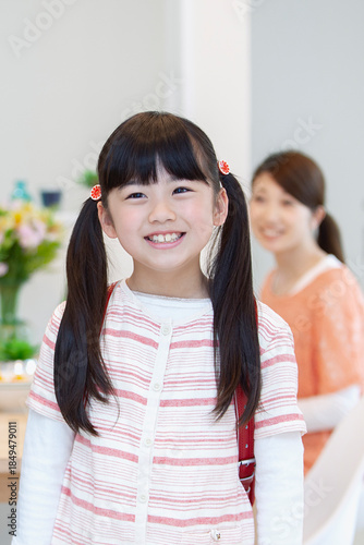 リビングに立つ女の子