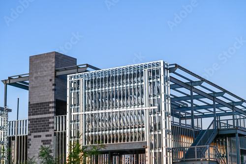 Εκτύπωση καμβά A commercial building under construction with steel framing and a masonry core, illustrating structural assembly, mixed material construction methods, and large scale commercial development