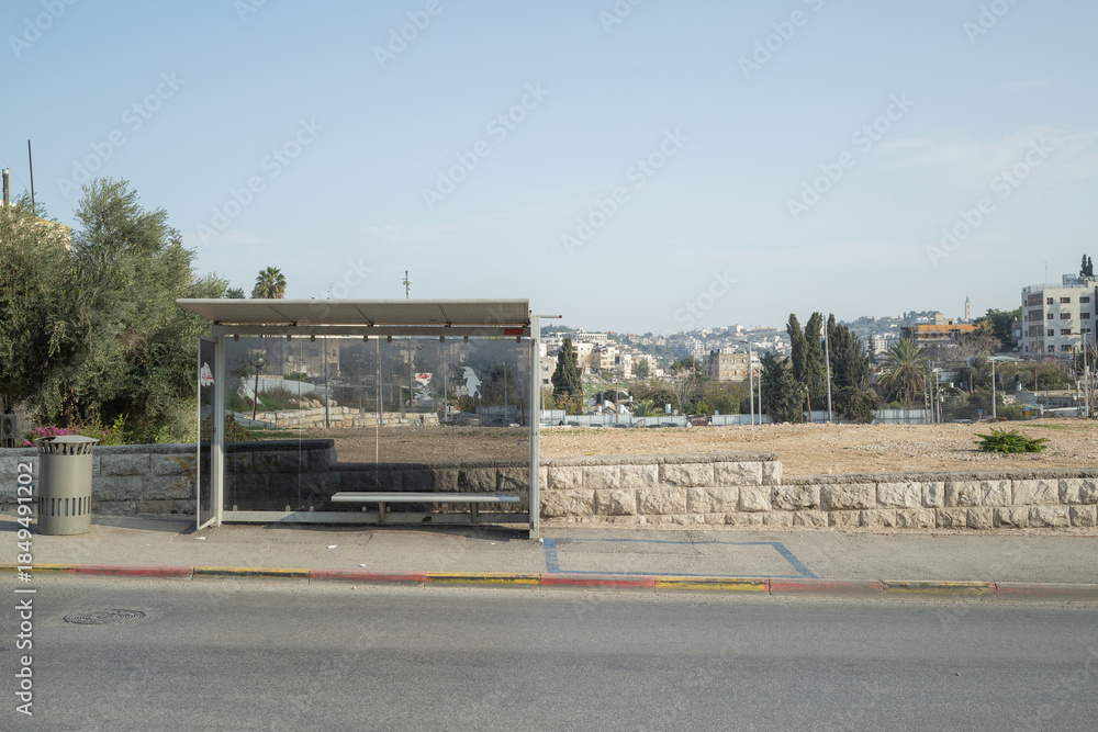 Φωτογραφία empty bus stop at the roadside of Sheikh Jarrah in jerusalem