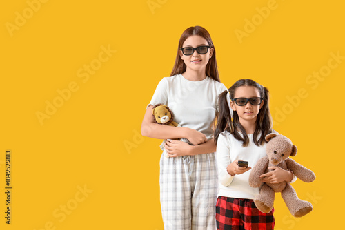 Cute Asian sisters in 3D gl...