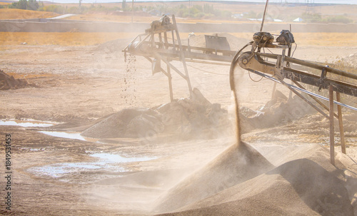 Obraz na plátně Vibrating screen stone crusher in operation