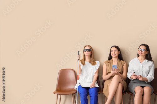 Job applicants with blind w...