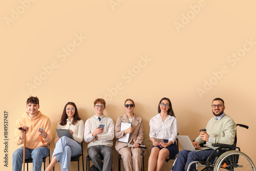 Job applicants with blind w...