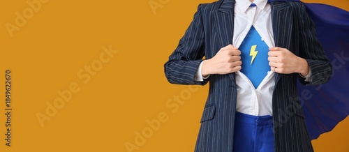 Foto Businesswoman in superhero costume on yellow background with space for text