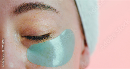 Foto Beauty, skincare and eye with patch in studio, reduce dark circles and hydration treatment for wellness