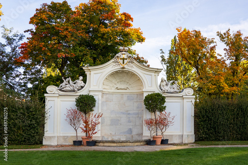 Fotografie Pretty stone niche with allegorical figures in the gardens of the 18th Century B
