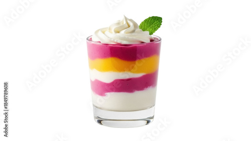 Foto Isolated sweet layered dessert trifle in a glass, topped with whipped cream and