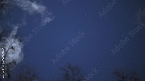 星空と雲の流れ タイムラプス背景素材