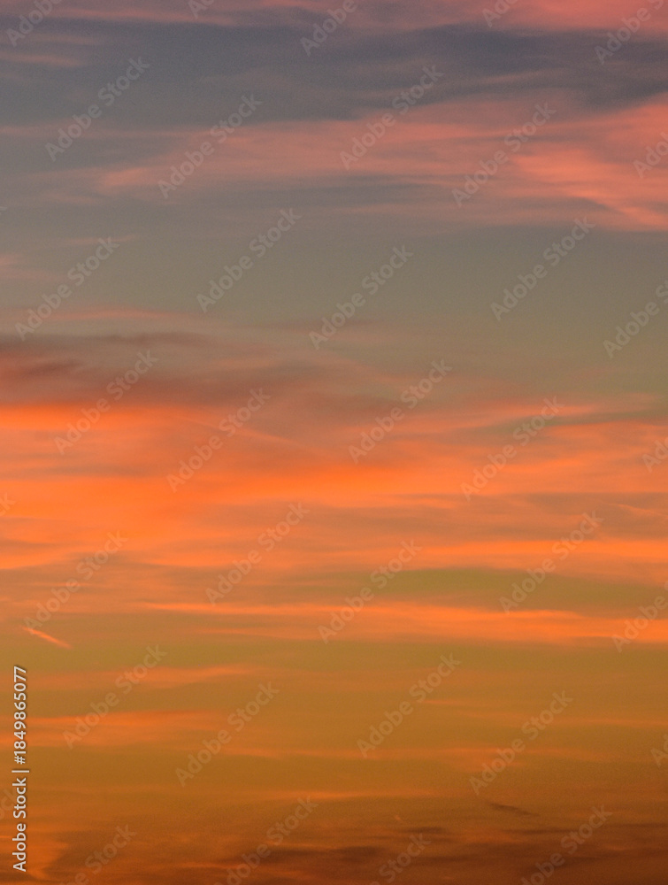 Fototapeta premium Dramatic yet calm sunset sky with light clouds and gradients