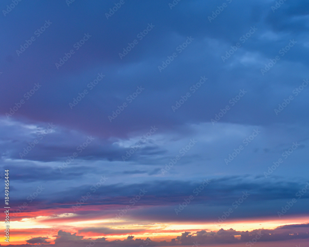 Obraz premium Golden hour perfection, serene, colorful sky texture revealing natural splendor