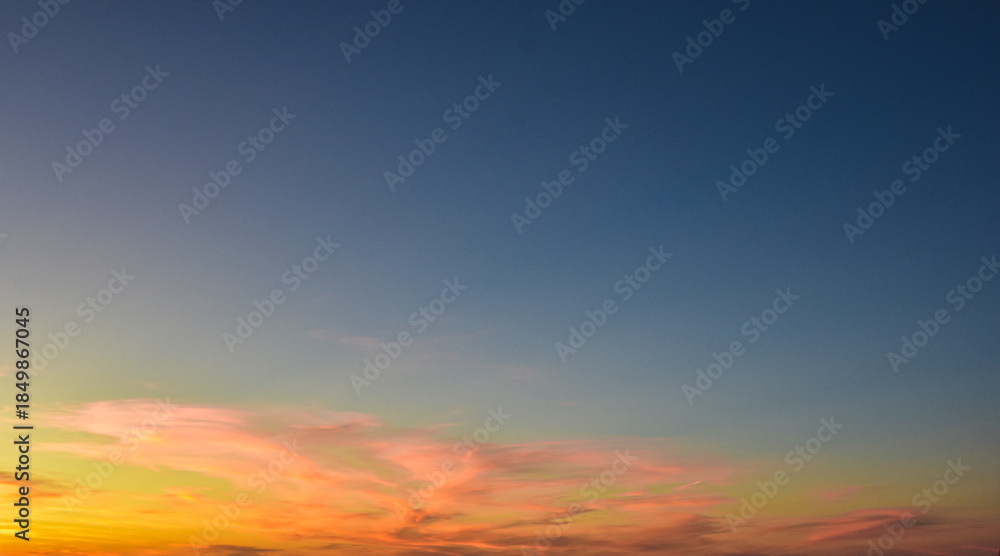 Fototapeta premium Soft cloudy sunset sky with clean composition and gentle colors