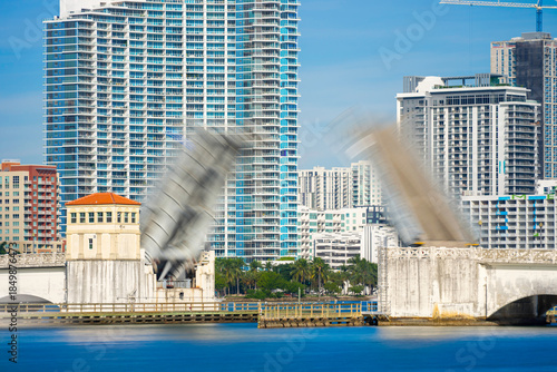 Fotografía Venetian Causeway Miami opening with motion blur long exposure