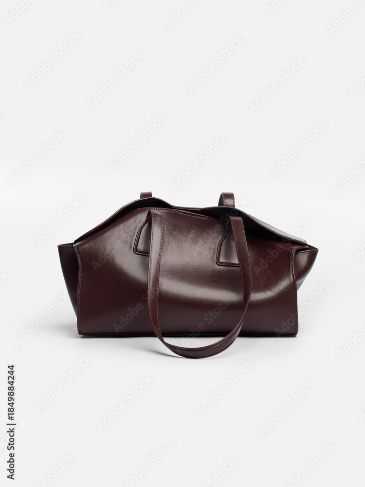 Naklejka premium Woman leather bag on a white background