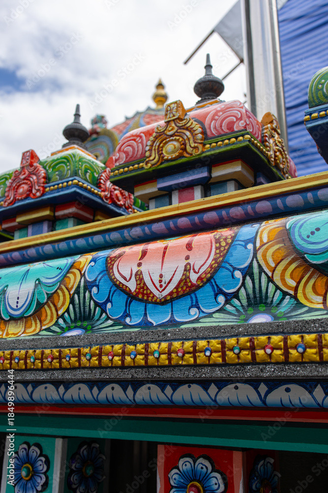 Obraz premium Bright decoration of the facade of Sri Maha Mariamman Temple in central Bangkok, Thailand