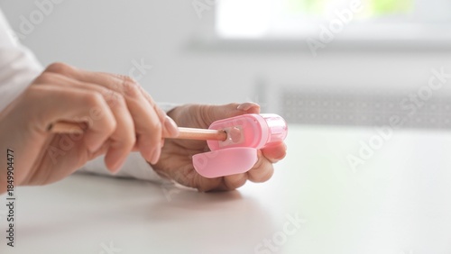 Foto Hand using pink pencil sharpener at desk
