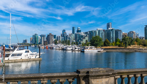 Obraz na plátne Vancouver skyline rising above coal harbour marina on sunny summer day