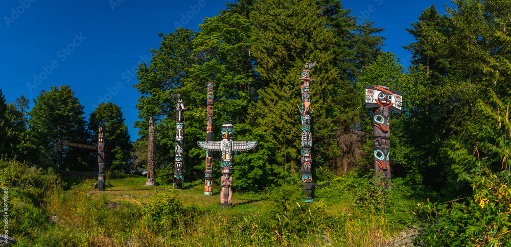 Fototapeta premium Totem poles representing native culture in stanley park, vancouver