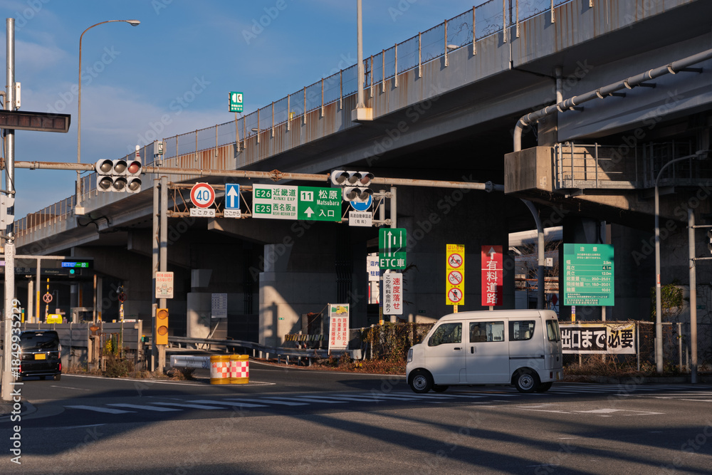Obraz premium 大阪の交通要衝・阪和自動車道「松原IC」上り入口の道路風景とインフラ資料