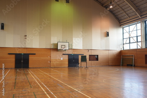 Cuadro en lienzo A gymnasium with a basketball court and a bench