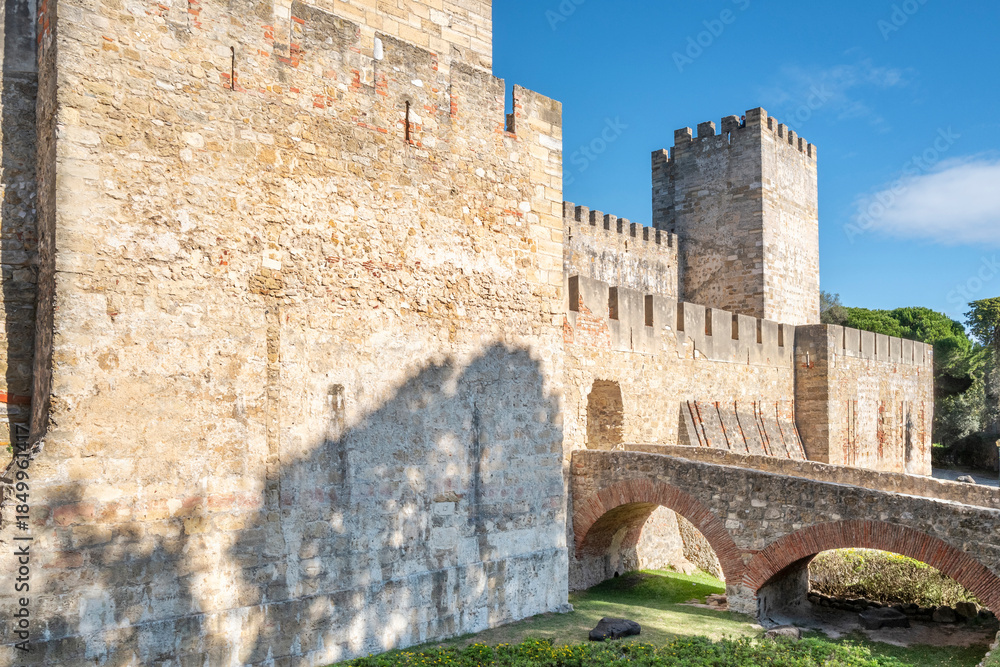 Obraz premium São Jorge Castle, a historic fortress on top of the city's highest hill, with origins dating back to the Moorish occupation (11th century). It was captured by Christians in 1147. Lisbon, Portugal 2023